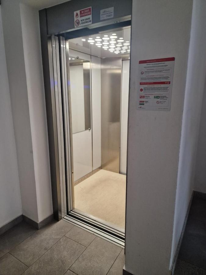 Varese Prime - Large Independent Apartment, Air Conditioning, 2 Bathrooms, 2 Free Covered Parking Spaces, No Restricted Traffic Zone, Train Station 100M, Theatre 150M, Historic City Centre Zewnętrze zdjęcie
