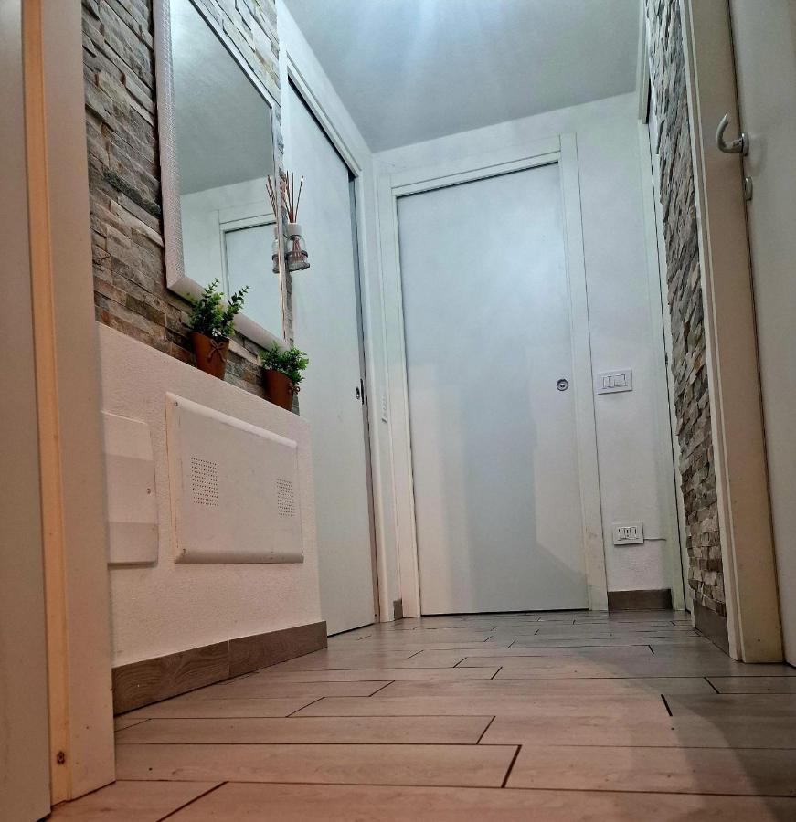 Varese Prime - Large Independent Apartment, Air Conditioning, 2 Bathrooms, 2 Free Covered Parking Spaces, No Restricted Traffic Zone, Train Station 100M, Theatre 150M, Historic City Centre Zewnętrze zdjęcie
