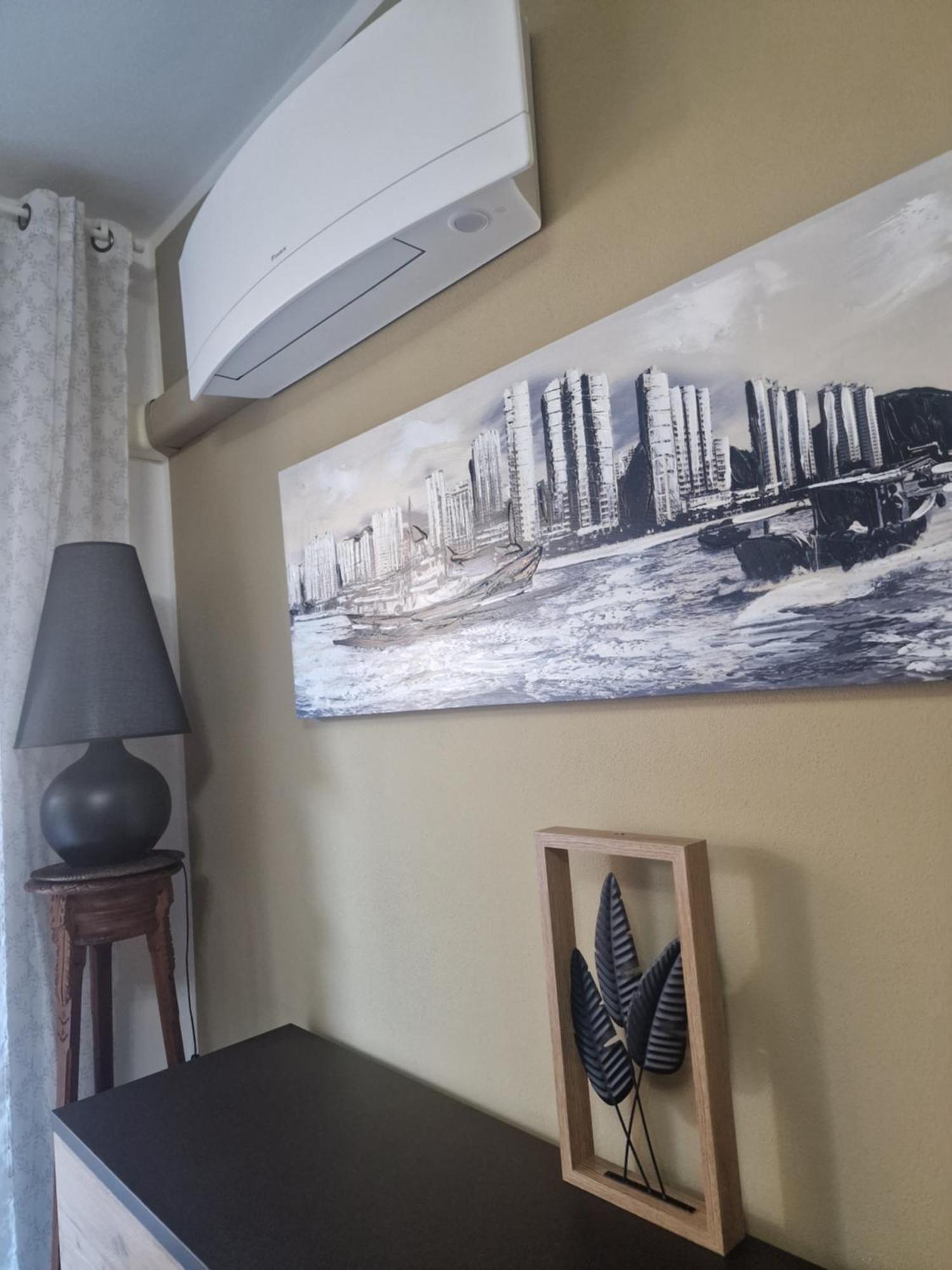 Varese Prime - Large Independent Apartment, Air Conditioning, 2 Bathrooms, 2 Free Covered Parking Spaces, No Restricted Traffic Zone, Train Station 100M, Theatre 150M, Historic City Centre Zewnętrze zdjęcie