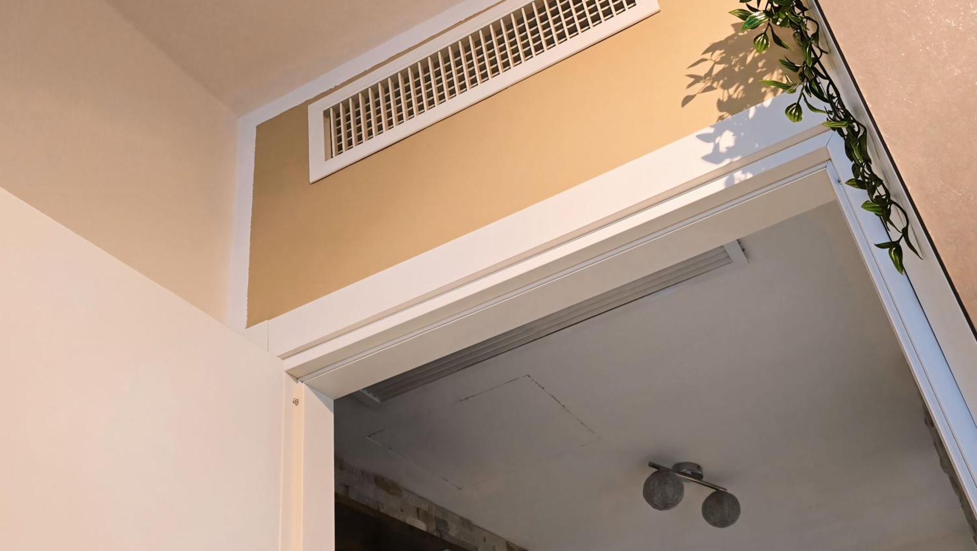 Varese Prime - Large Independent Apartment, Air Conditioning, 2 Bathrooms, 2 Free Covered Parking Spaces, No Restricted Traffic Zone, Train Station 100M, Theatre 150M, Historic City Centre Zewnętrze zdjęcie