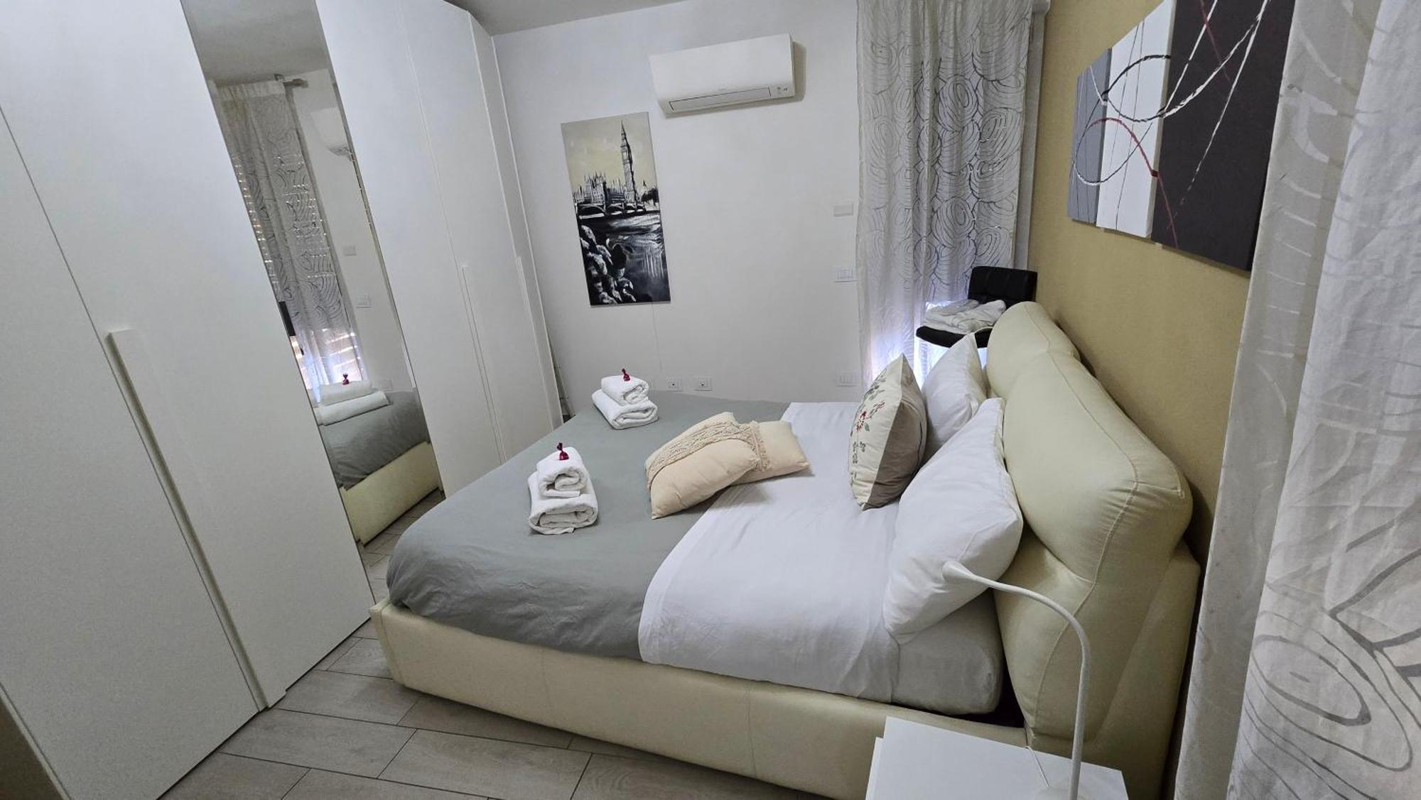 Varese Prime - Large Independent Apartment, Air Conditioning, 2 Bathrooms, 2 Free Covered Parking Spaces, No Restricted Traffic Zone, Train Station 100M, Theatre 150M, Historic City Centre Zewnętrze zdjęcie