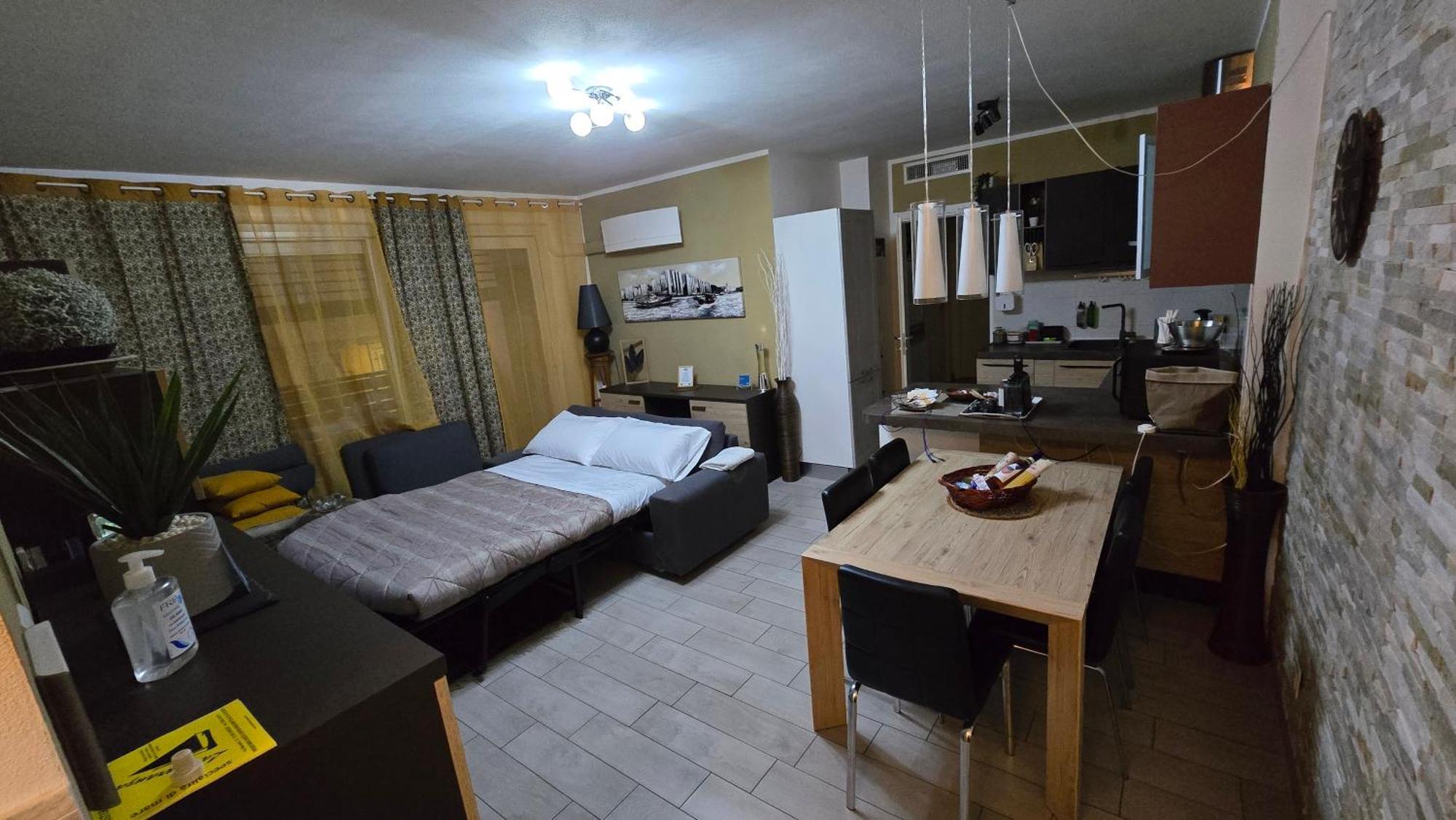 Varese Prime - Large Independent Apartment, Air Conditioning, 2 Bathrooms, 2 Free Covered Parking Spaces, No Restricted Traffic Zone, Train Station 100M, Theatre 150M, Historic City Centre Zewnętrze zdjęcie